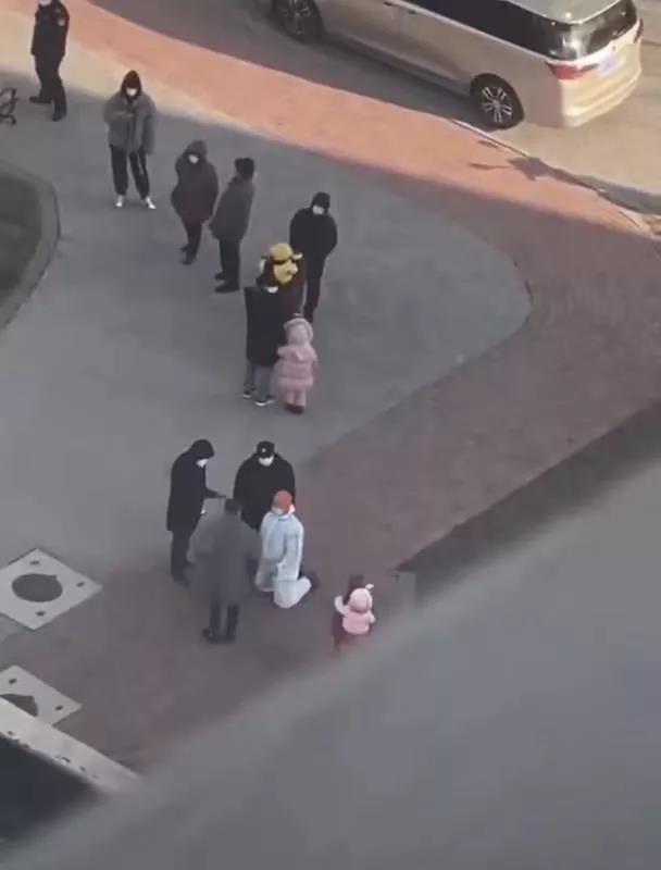 防疫志愿者給老人下跪當事人雙方進行回應